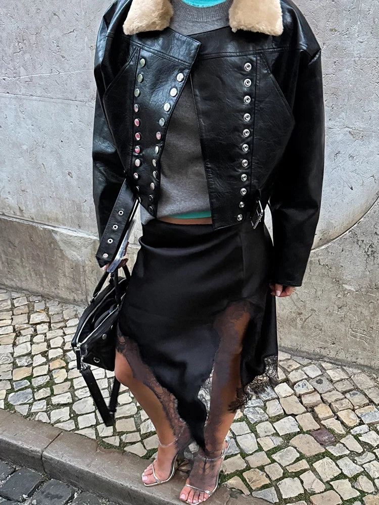 PU-Lederjacke mit Fellbesatz, Revers und Gürtel – Farbe Schwarz