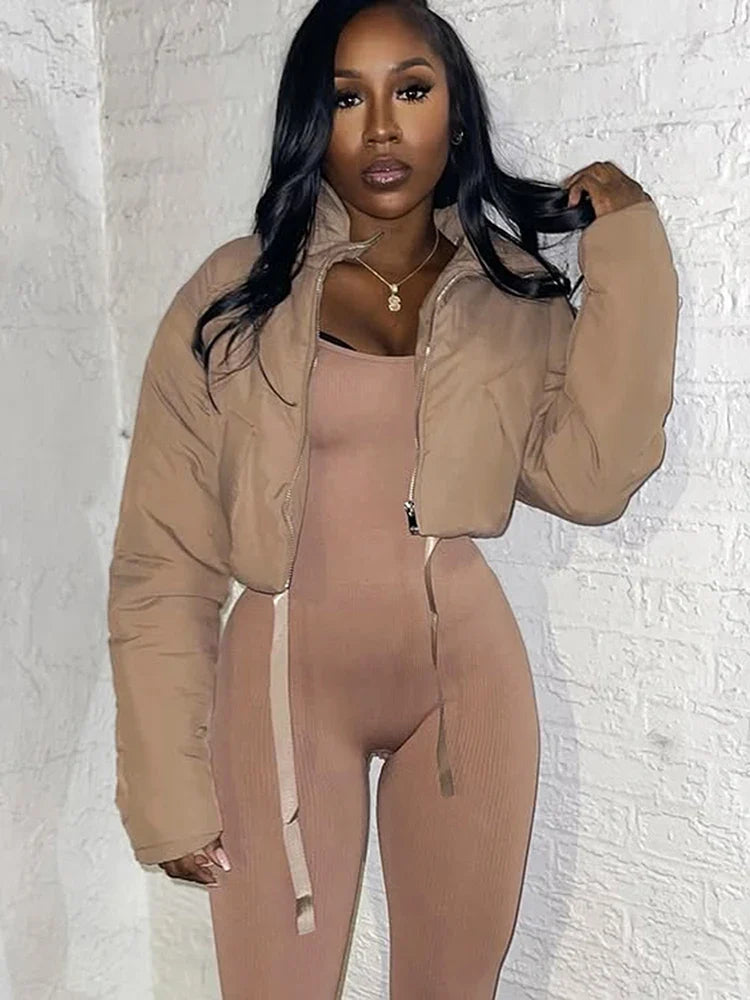 Kurze Steppjacke mit Stehkragen, Taschen und Reißverschluss – Farbe Khaki