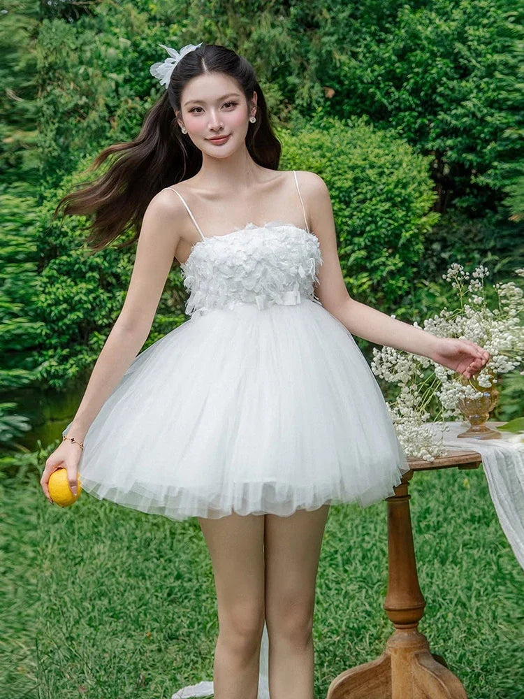 Minikleid mit voluminösem Saum, Federn und Schleife – Farbe Weiß