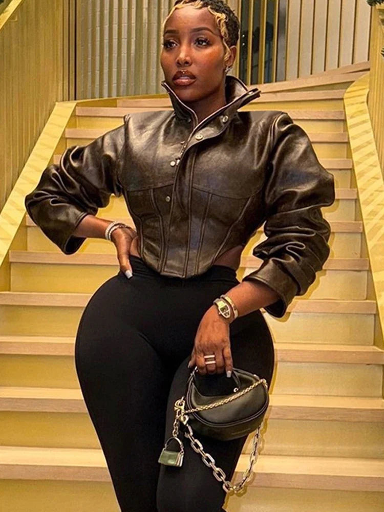 Kurze PU-Jacke mit asymmetrischem Schnitt und Stehkragen – Farbe Braun